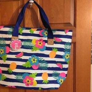 Summer tote bag with zipper closure